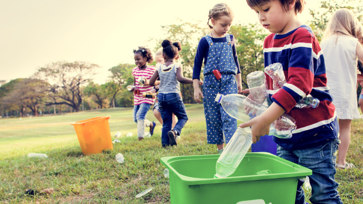 kids cleaning the park